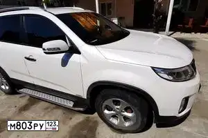 Фото автомобиля KIA SORENTO, 2015 — госномер М222ЕТ30. Цвет: Белый