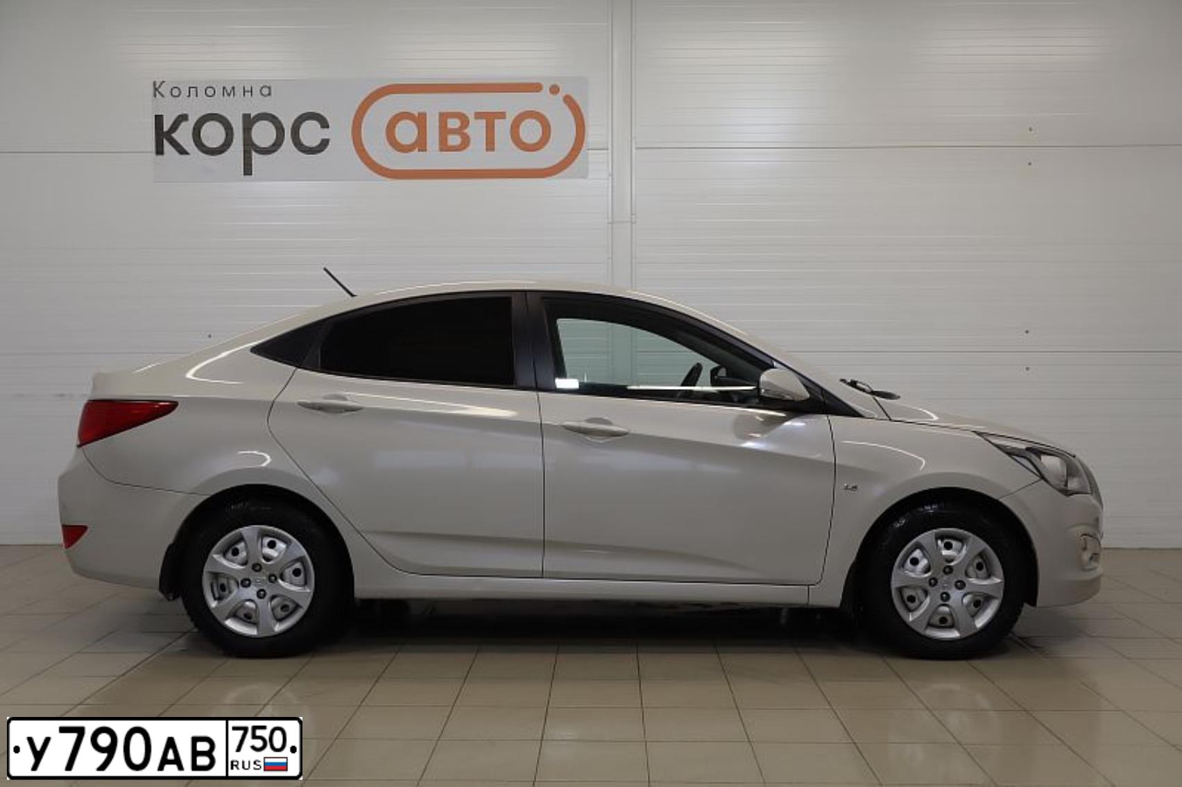 Фото автомобиля HYUNDAI SOLARIS, 2015 — госномер У790АВ750. Цвет: БЕЖЕВЫЙ