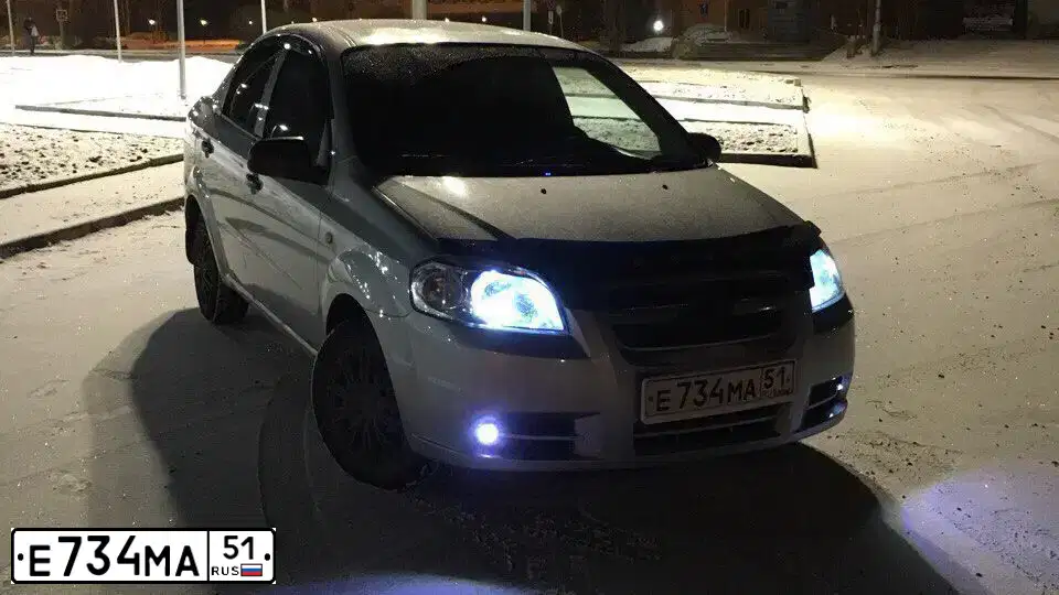 Фото автомобиля CHEVROLET AVEO, 2010 — госномер Е734МА51. Цвет: Серебристый