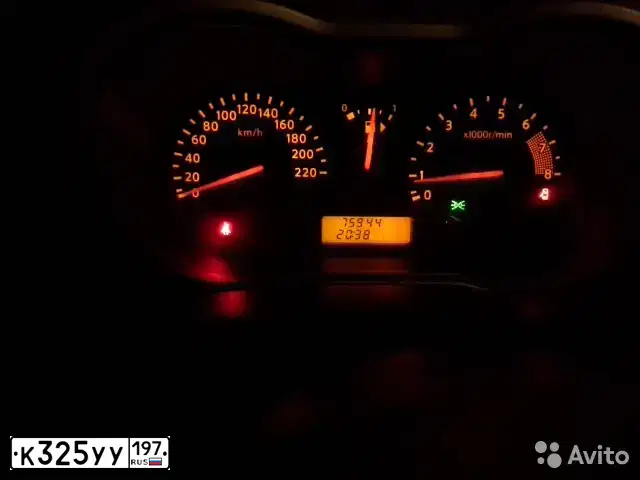 Фото автомобиля NISSAN NOTE, 2008 — госномер К325УУ197. Цвет: СЕРЫЙ