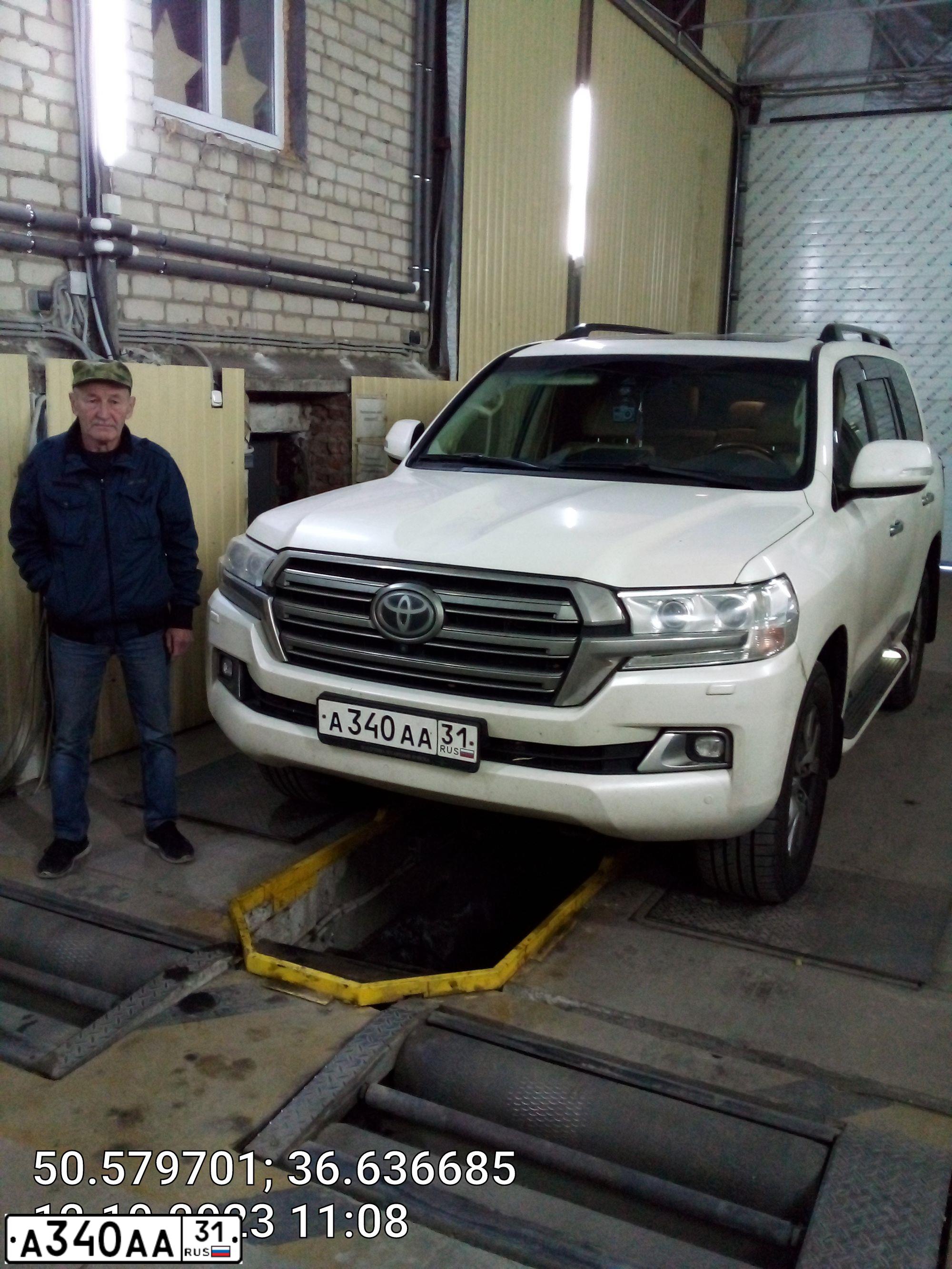 Фото автомобиля TOYOTA LANDCRUISER 200, 2016 — госномер А340АА31. Цвет: БЕЛЫЙ