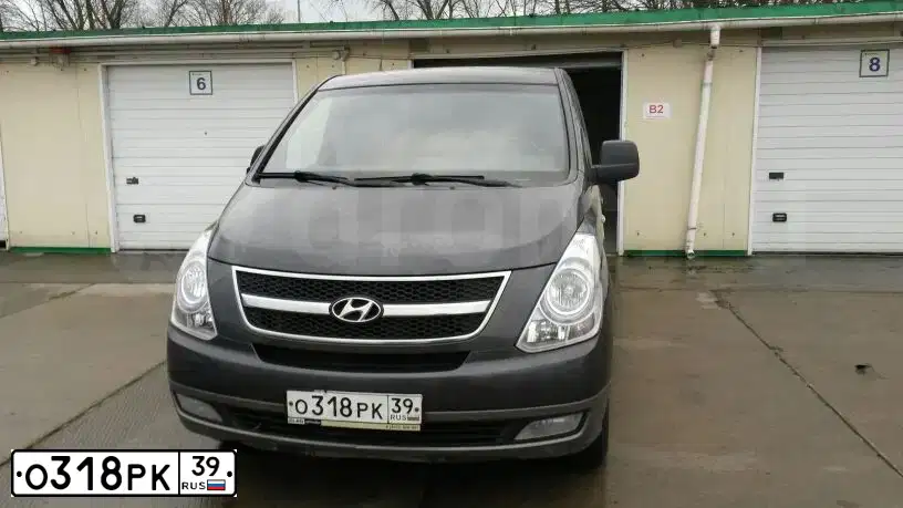 Фото автомобиля HYUNDAI H 1/H 100/STAREX, 2008 — госномер С404АН39. Цвет: ТЕМНО-СЕРЫЙ