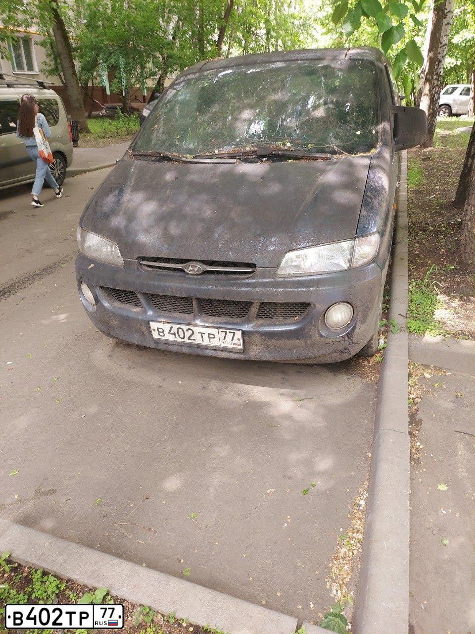 Фото автомобиля HYUNDAI H 1/H 100/STAREX, 1999 — госномер В402ТР77. Цвет: СИНИЙ