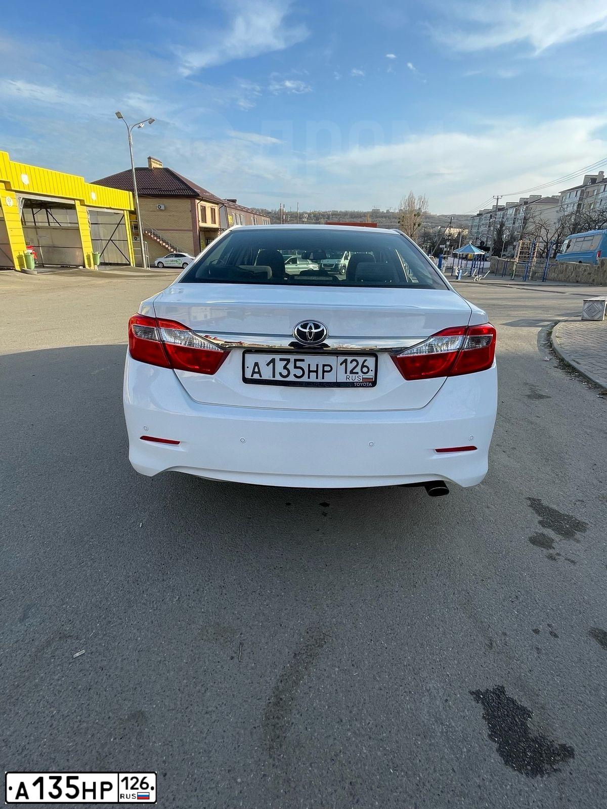 Фото автомобиля TOYOTA CAMRY, 2014 — госномер А135НР126. Цвет: БЕЛЫЙ