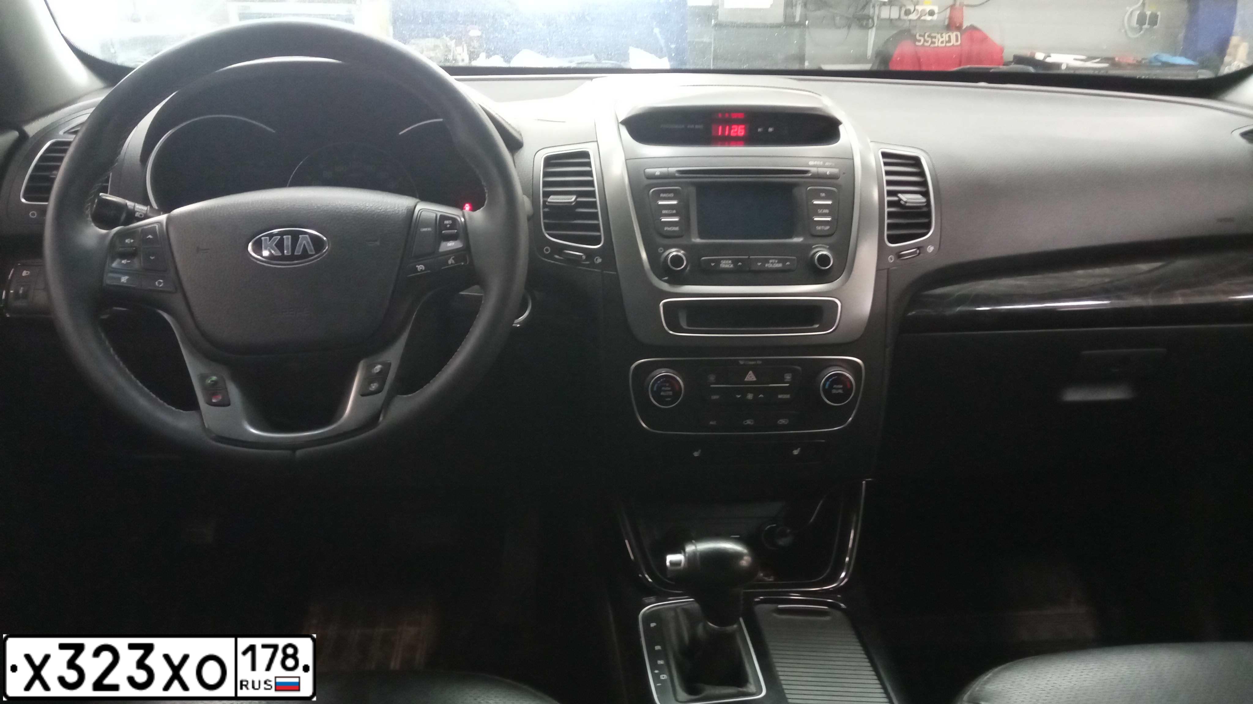 Фото автомобиля KIA SORENTO, 2017 — госномер У220ЕВ198. Цвет: СИНИЙ
