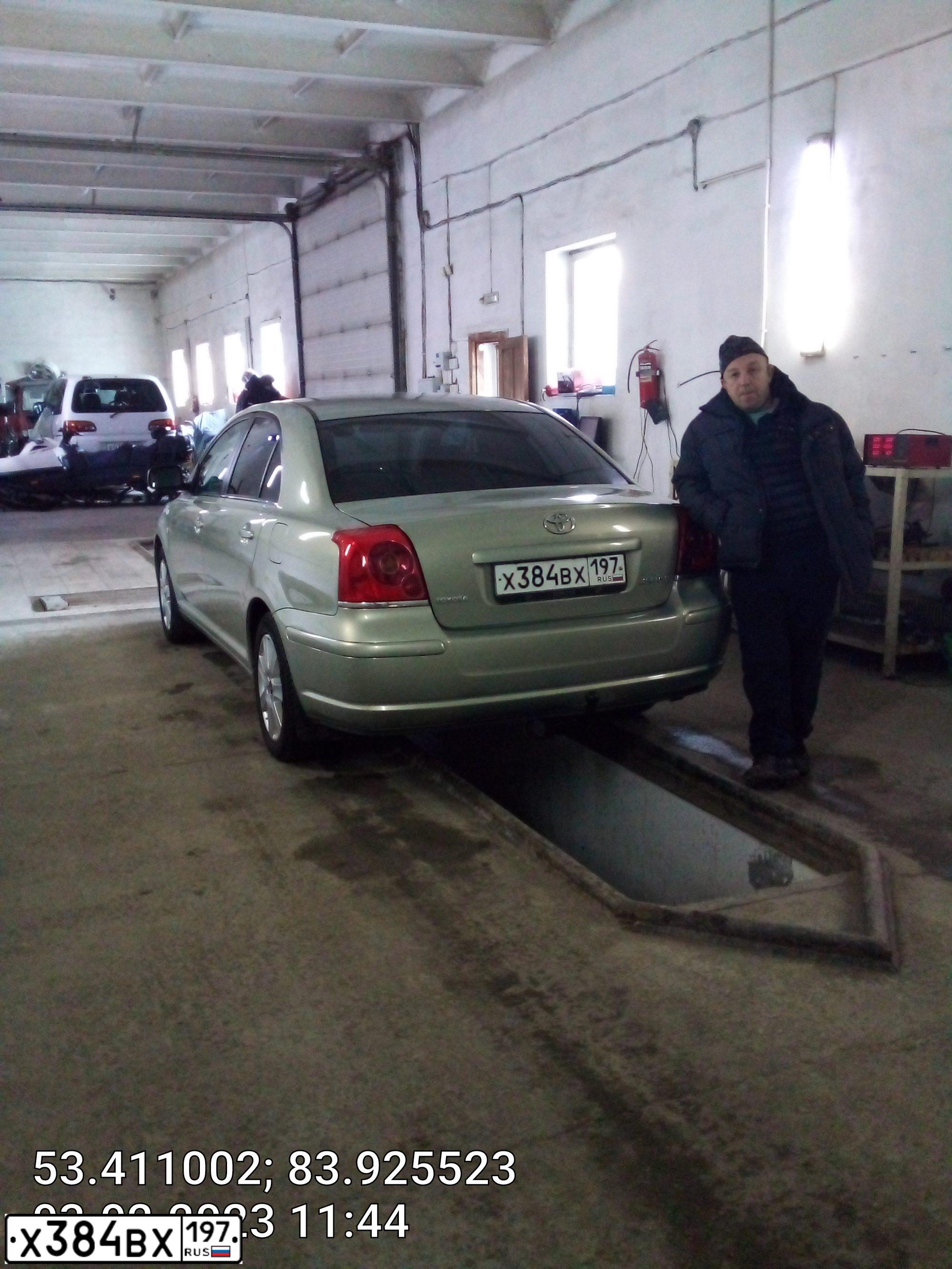 Фото автомобиля TOYOTA AVENSIS, 2006 — госномер В822НЕ122. Цвет: СВЕТЛО-ОЛИВКОВЫЙ
