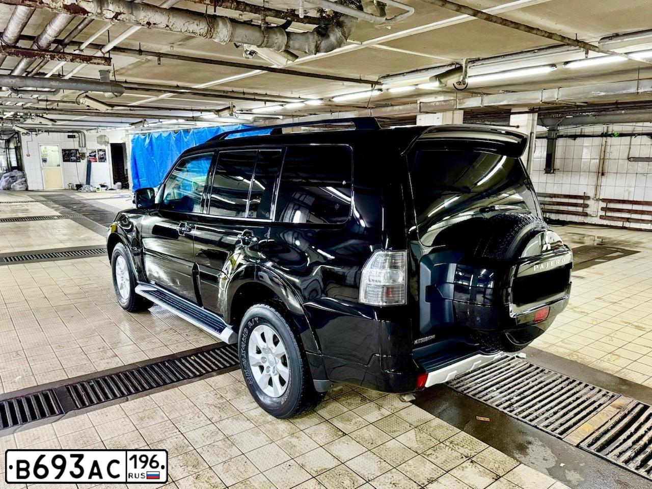 Фото автомобиля MITSUBISHI PAJERO, 2014 — госномер В693АС196. Цвет: ЧЕРНЫЙ