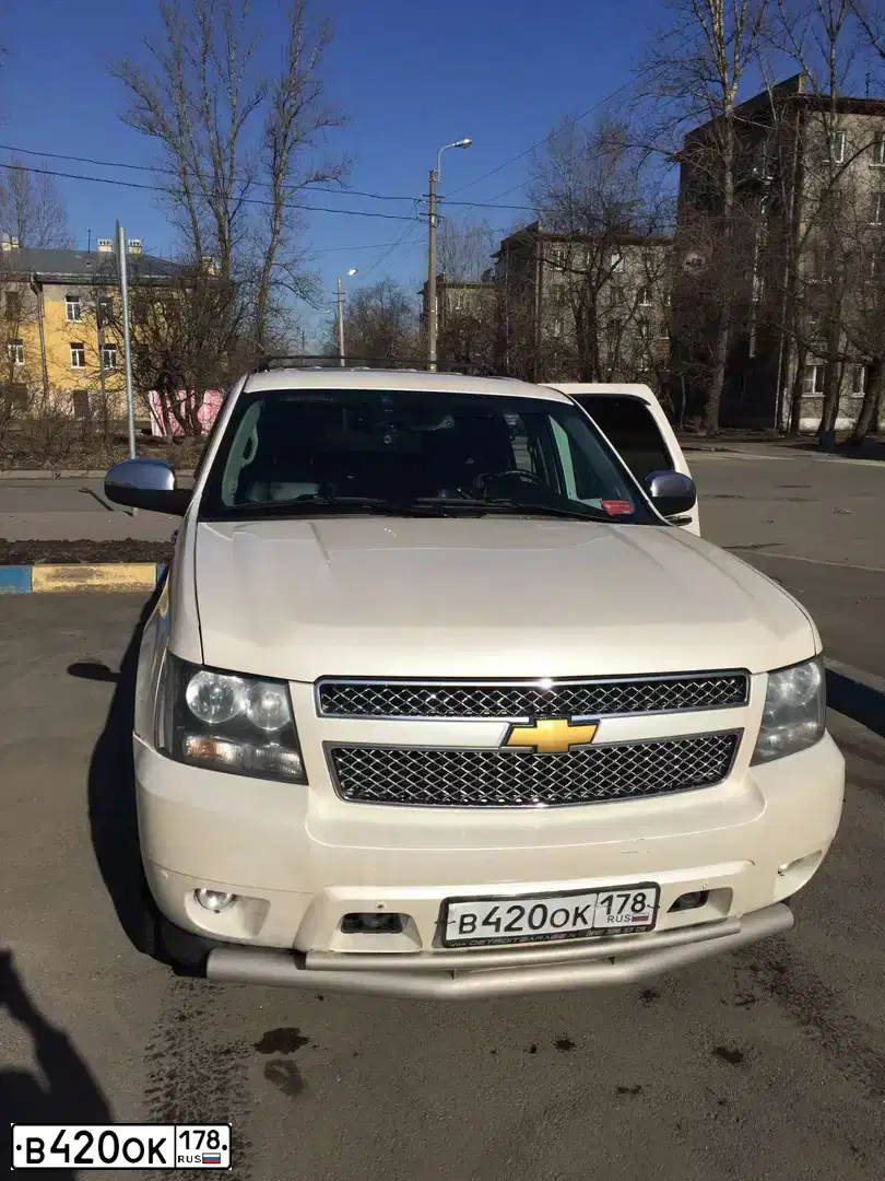 Фото автомобиля CHEVROLET TAHOE, 2012 — госномер В153АО147. Цвет: БЕЛЫЙ