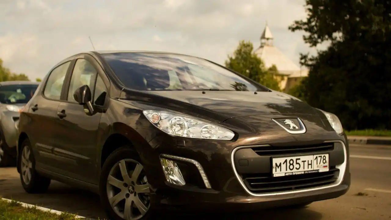 Фото автомобиля PEUGEOT 308, 2012 — госномер М185ТН178. Цвет: Коричневый