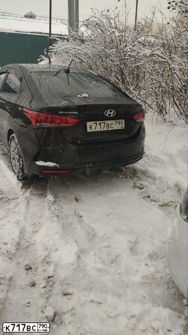 Фото автомобиля HYUNDAI SOLARIS, 2021 — госномер К717ВС790. Цвет: ЧЕРНЫЙ