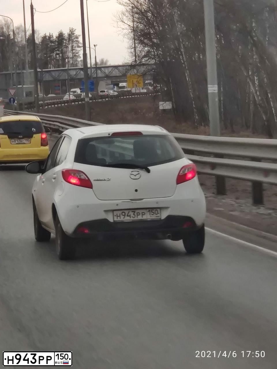 Фото автомобиля MAZDA 2, 2008 — госномер В471РЕ790. Цвет: БЕЛЫЙ
