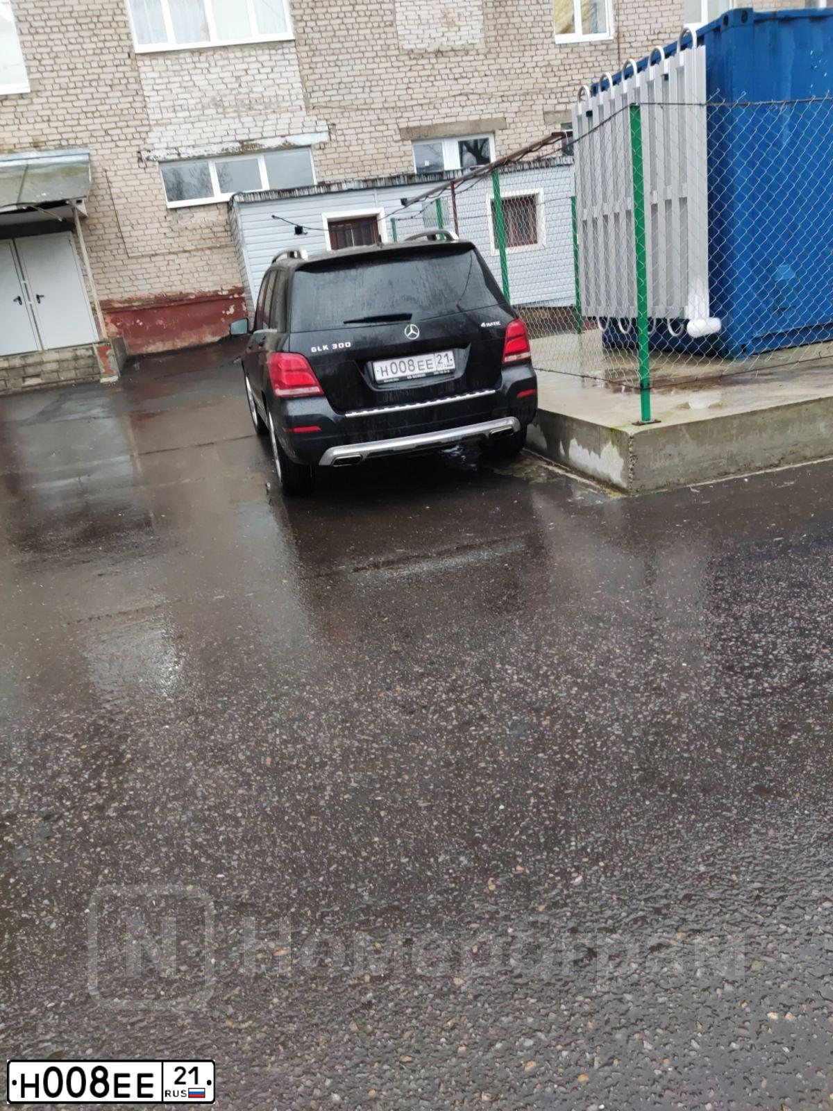 Фото автомобиля MERCEDES C-KLASSE, 2012 — госномер Н008ЕЕ21. Цвет: ЧЕРНЫЙ