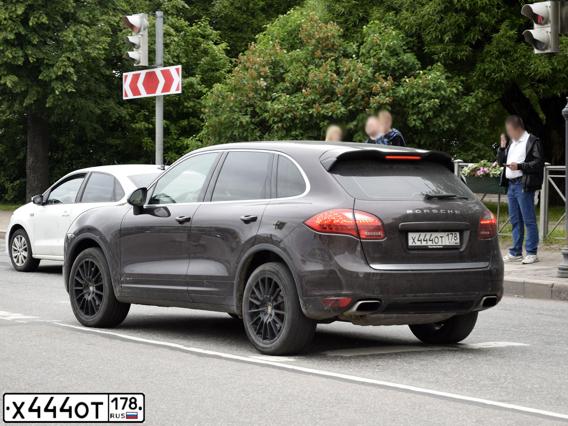 Фото автомобиля PORSCHE CAYENNE, 2013 — госномер Х444ОТ178. Цвет: Коричневый