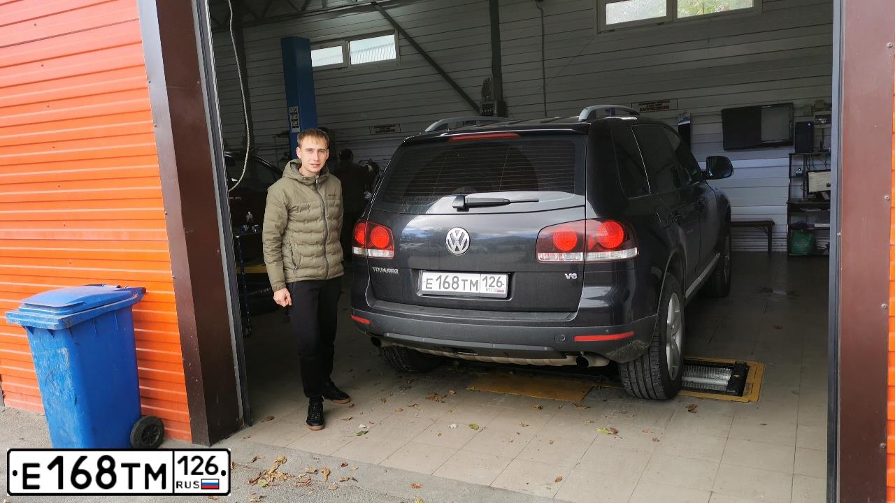Фото автомобиля VOLKSWAGEN TOUAREG, 2007 — госномер Т892АУ550. Цвет: ЧЕРНЫЙ