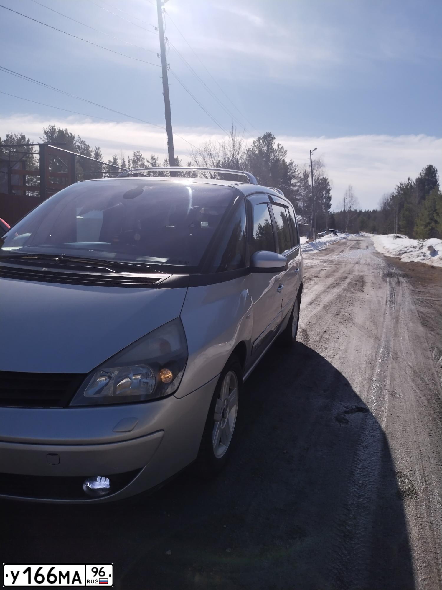 Фото автомобиля RENAULT РЕНО ESPACE, 2005 — госномер У166МА96. Цвет: Серебристый