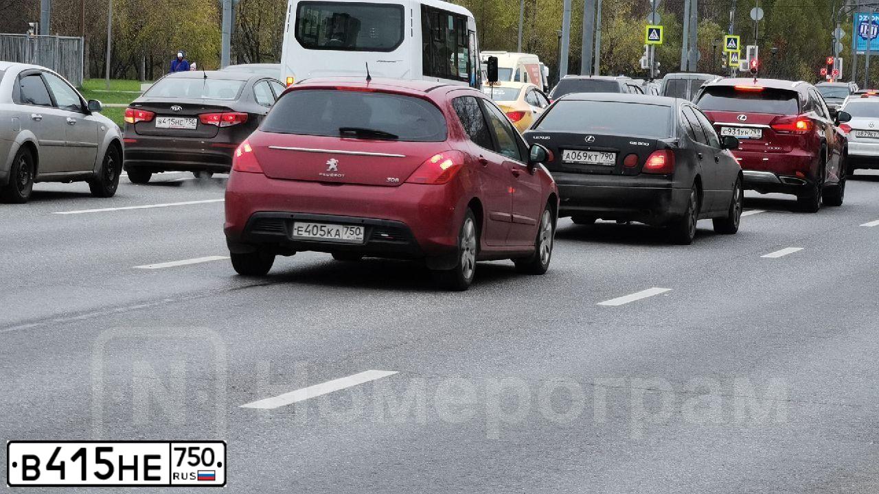 Фото автомобиля KIA RIO, 2016 — госномер В415НЕ750. Цвет: КОРИЧНЕВЫЙ