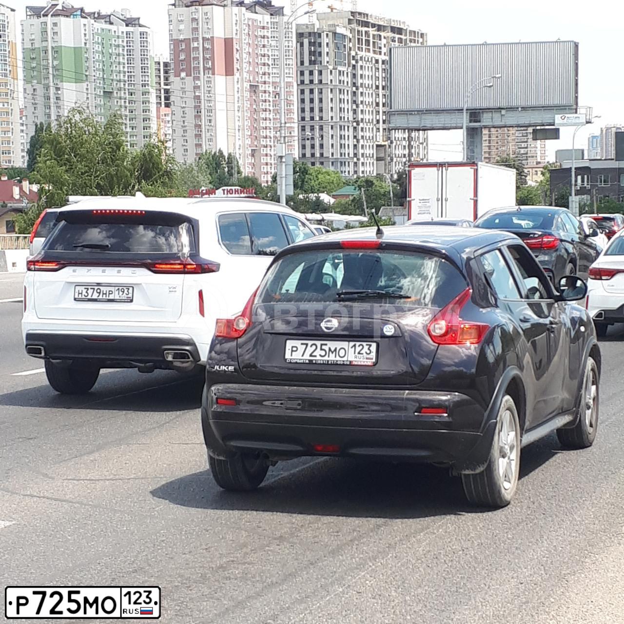 Фото автомобиля NISSAN JUKE, 2013 — госномер Р725МО123. Цвет: ФИОЛЕТОВЫЙ