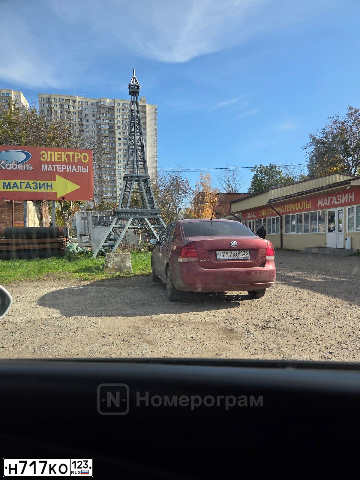 Фото автомобиля VOLKSWAGEN POLO, 2012 — госномер Н717КО123. Цвет: ВИШНЕВО-КРАСНЫЙ