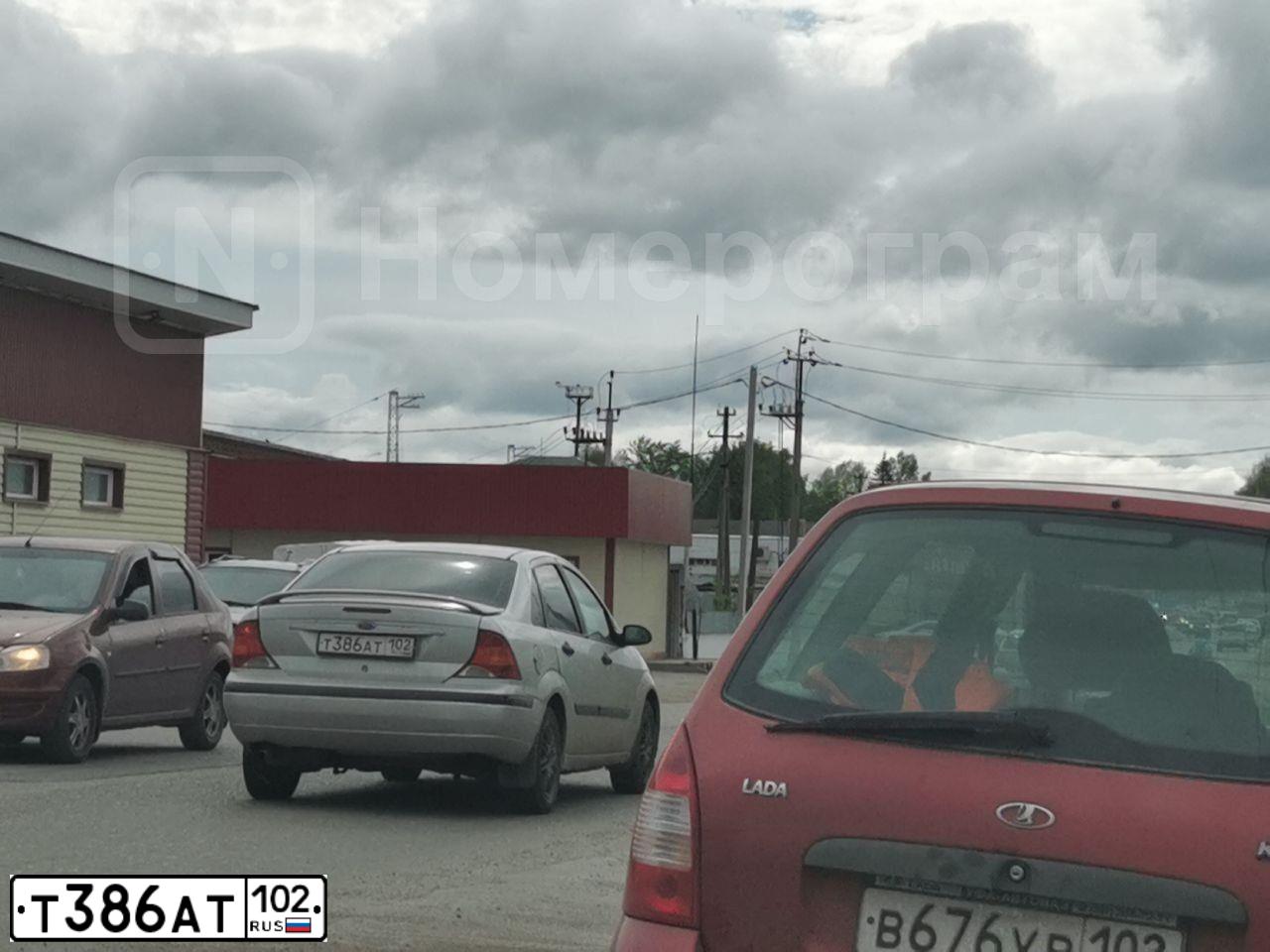 Фото автомобиля FORD FOCUS, 2000 — госномер К899УО702. Цвет: Серебристый