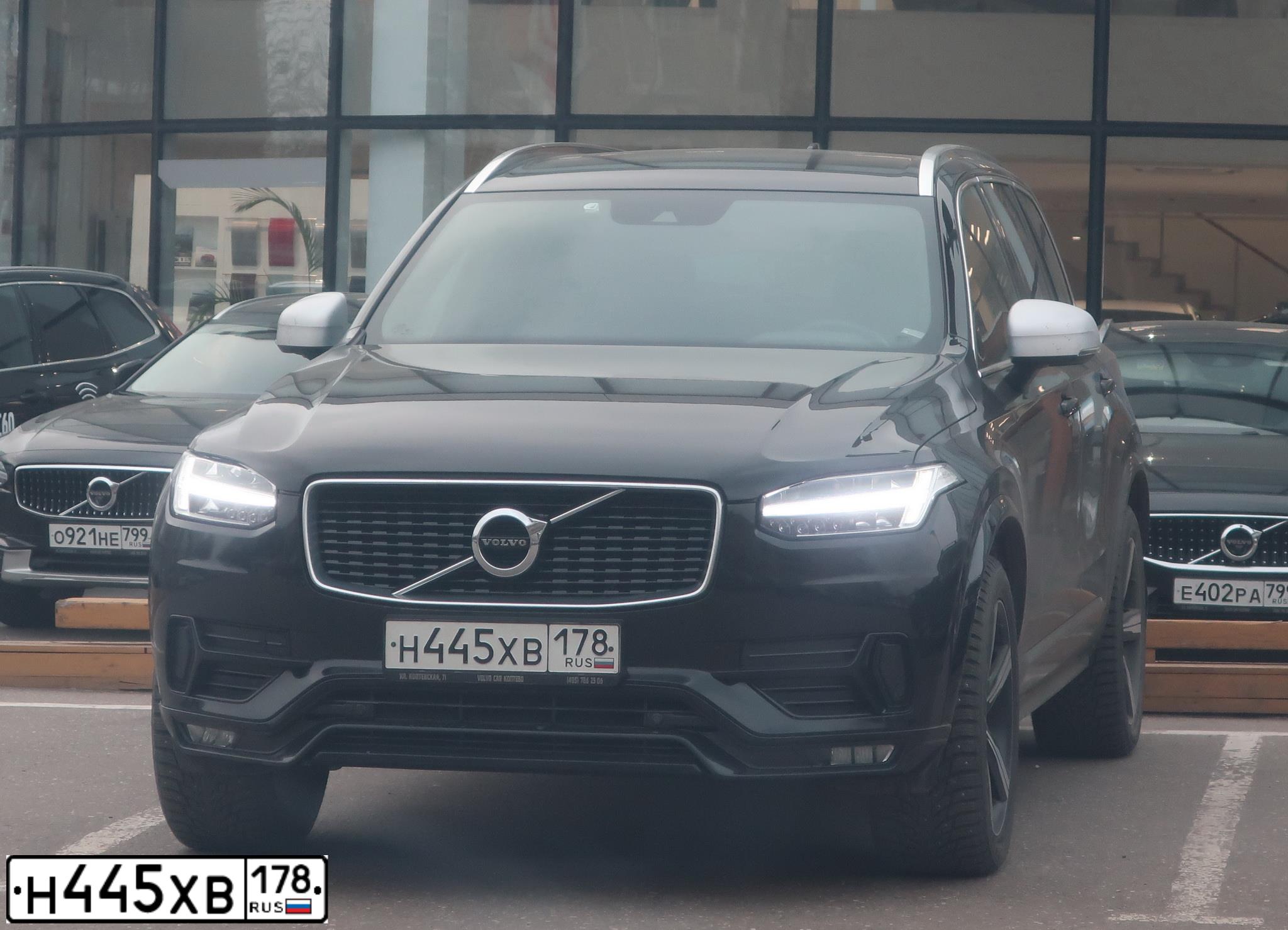 Фото автомобиля VOLVO XC90, 2018 — госномер Н445ХВ178. Цвет: ЧЕРНЫЙ
