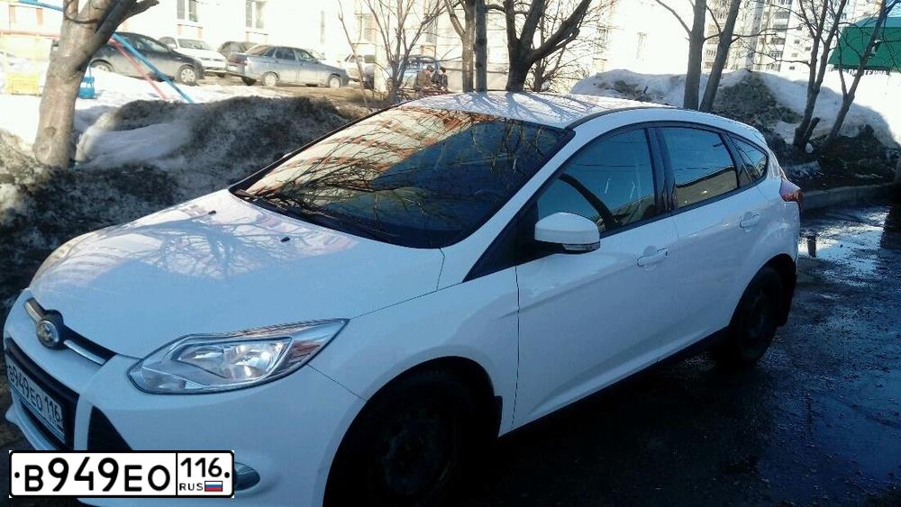 Фото автомобиля FORD FOCUS, 2014 — госномер Р277ВУ774. Цвет: Белый