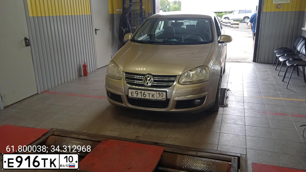 Фото автомобиля VOLKSWAGEN JETTA, 2007 — госномер Е916ТК10. Цвет: БЕЖЕВЫЙ