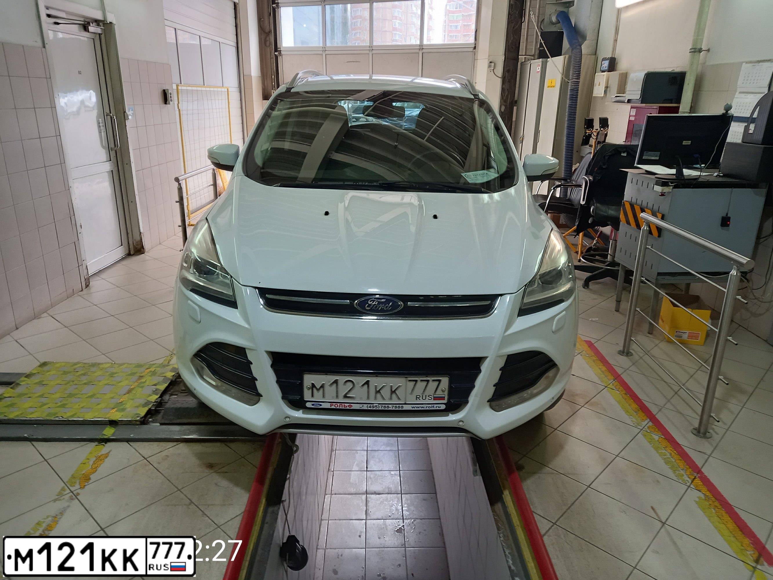 Фото автомобиля FORD KUGA, 2014 — госномер М121КК777. Цвет: БЕЛЫЙ