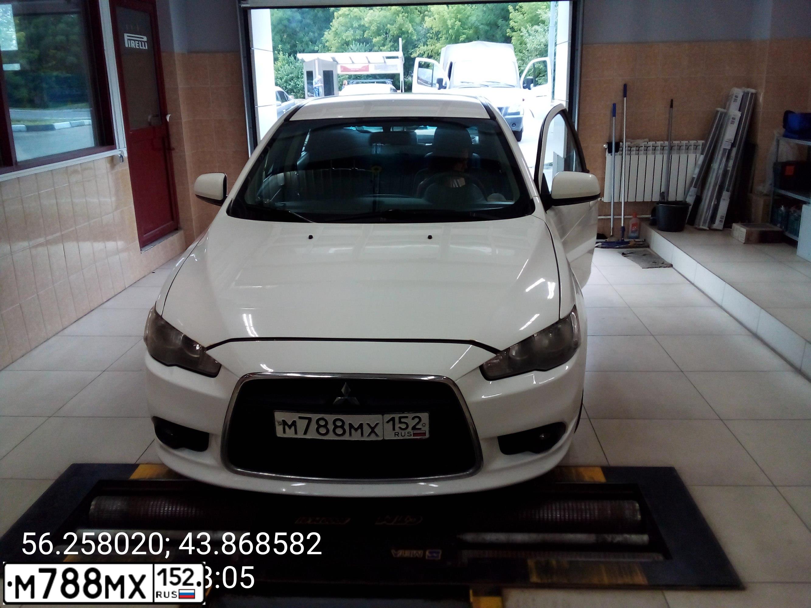 Фото автомобиля MITSUBISHI LANCER, 2013 — госномер У275АЕ58. Цвет: Белый