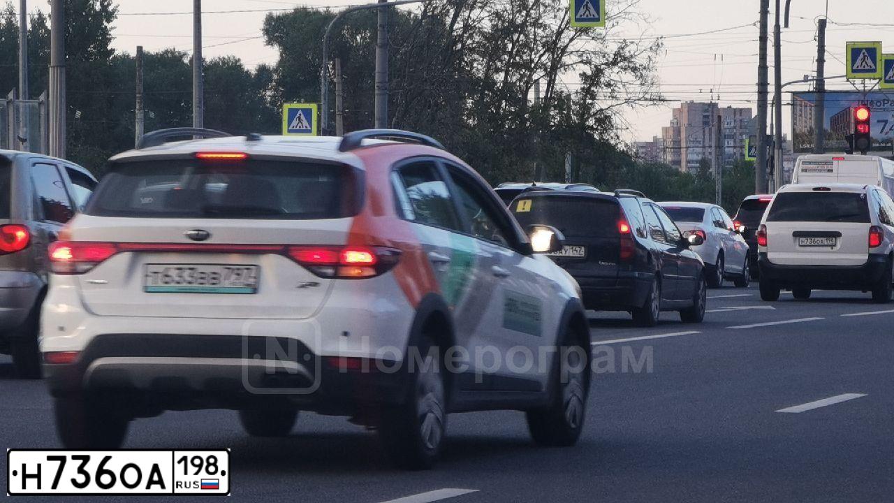 Фото автомобиля DODGE /GRAND/ CARAVAN, 2002 — госномер Н736ОА198. Цвет: Белый