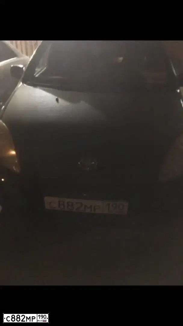 Фото автомобиля TOYOTA YARIS, 2000 — госномер С882МР190. Цвет: ЧЕРНЫЙ