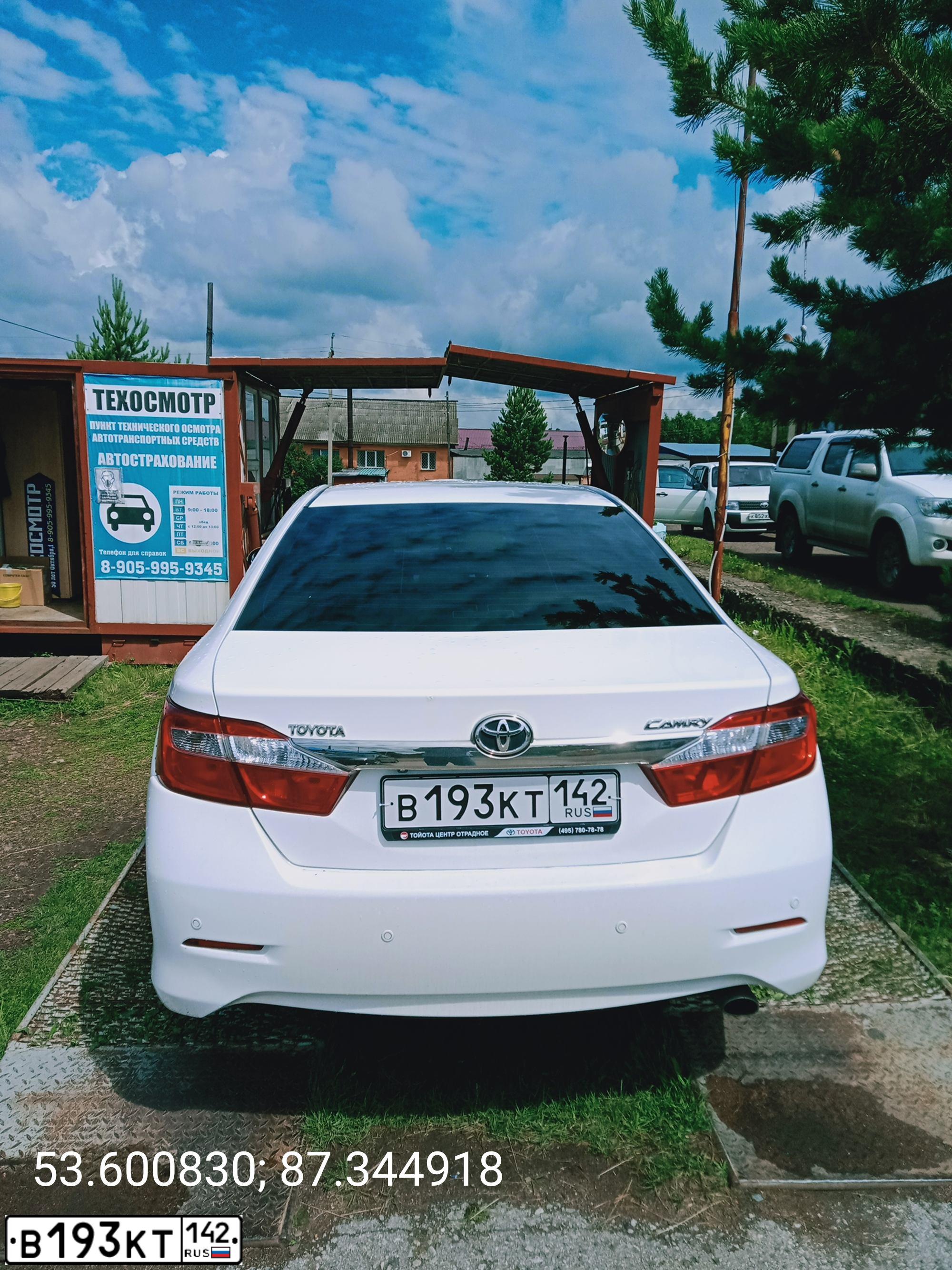 Фото автомобиля TOYOTA CAMRY, 2012 — госномер Е099ХТ190. Цвет: Белый
