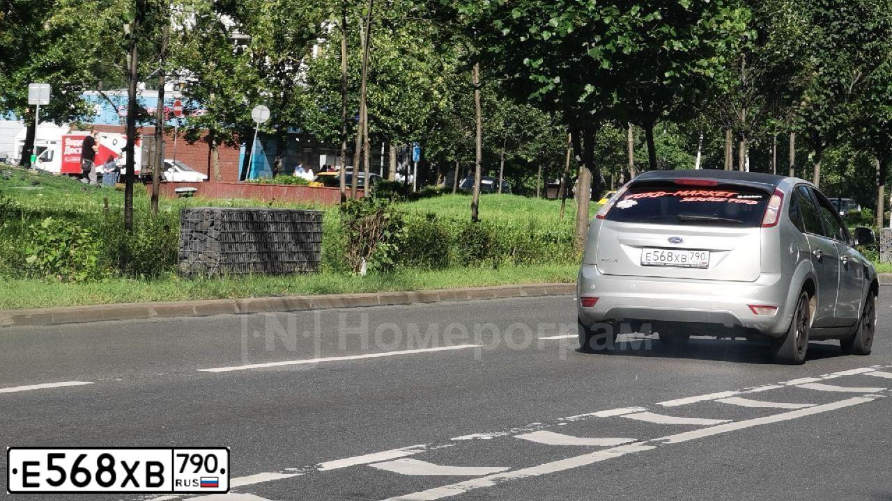 Фото автомобиля FORD FOCUS, 2009 — госномер Е568ХВ790. Цвет: Серебристый
