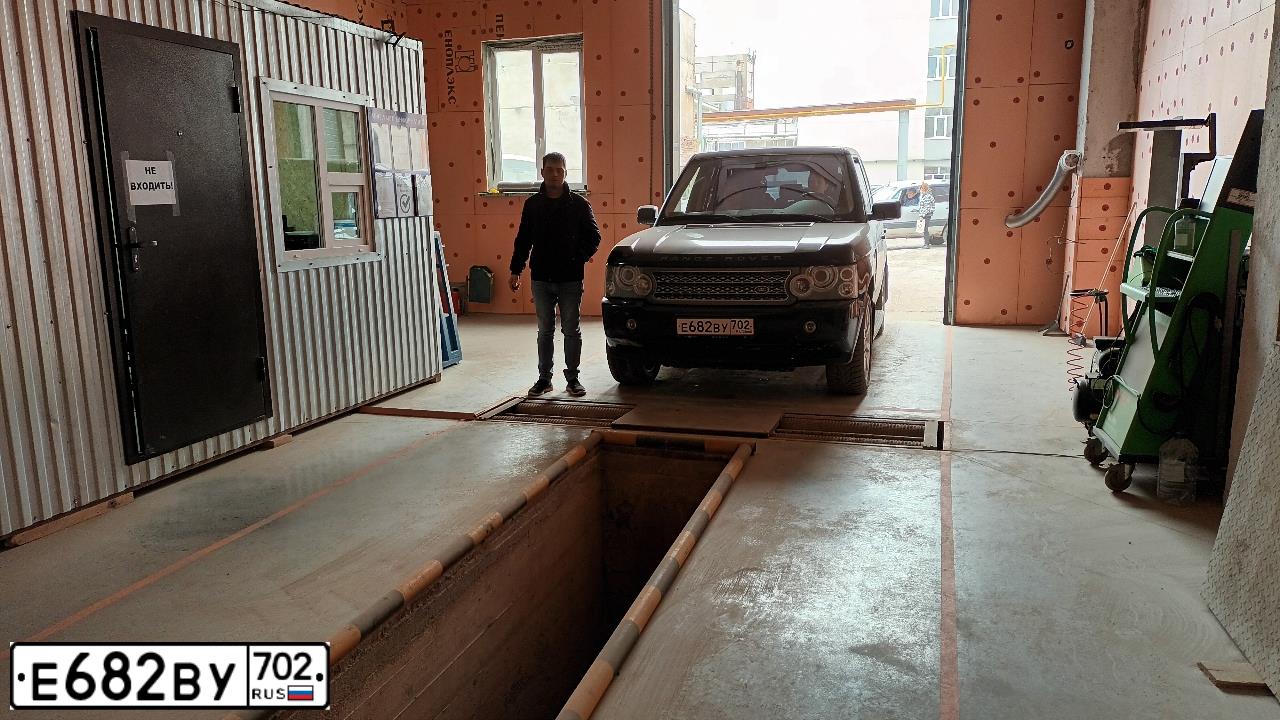 Фото автомобиля LANDROVER RANGE ROVER, 2008 — госномер Е682ВУ702. Цвет: ЧЕРНЫЙ