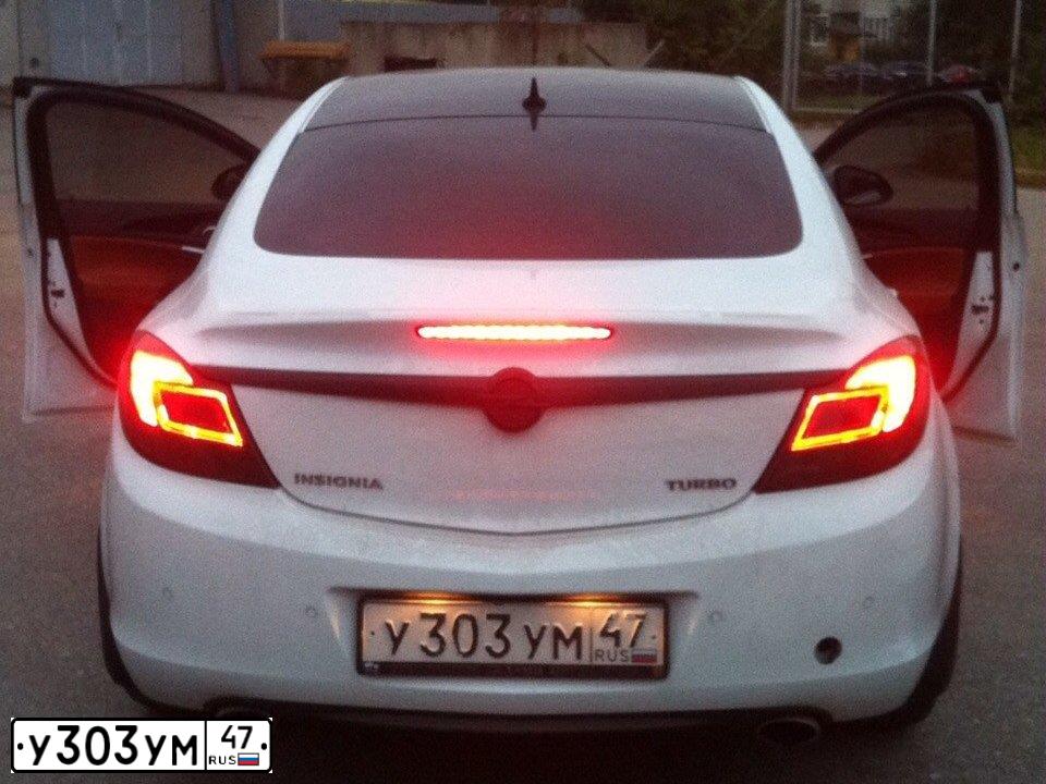 Фото автомобиля OPEL INSIGNIA, 2012 — госномер У303УМ47. Цвет: БЕЛЫЙ