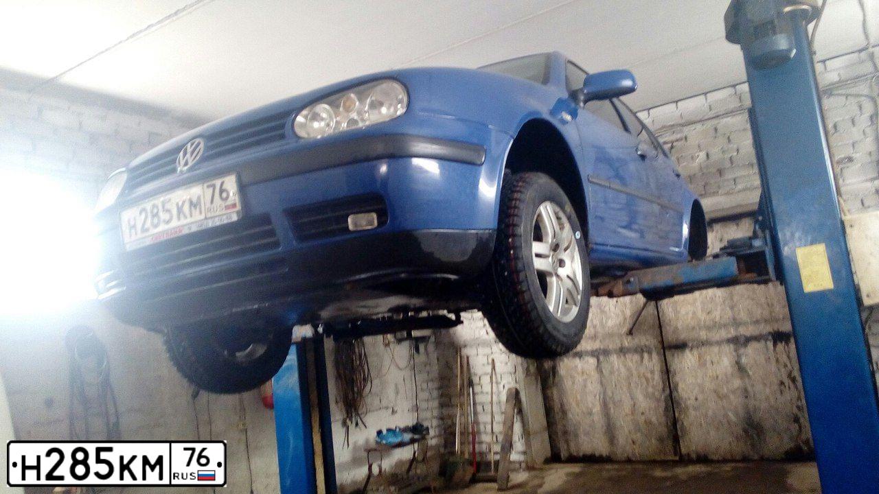 Фото автомобиля VOLKSWAGEN GOLF, 2001 — госномер Н285КМ76. Цвет: синий
