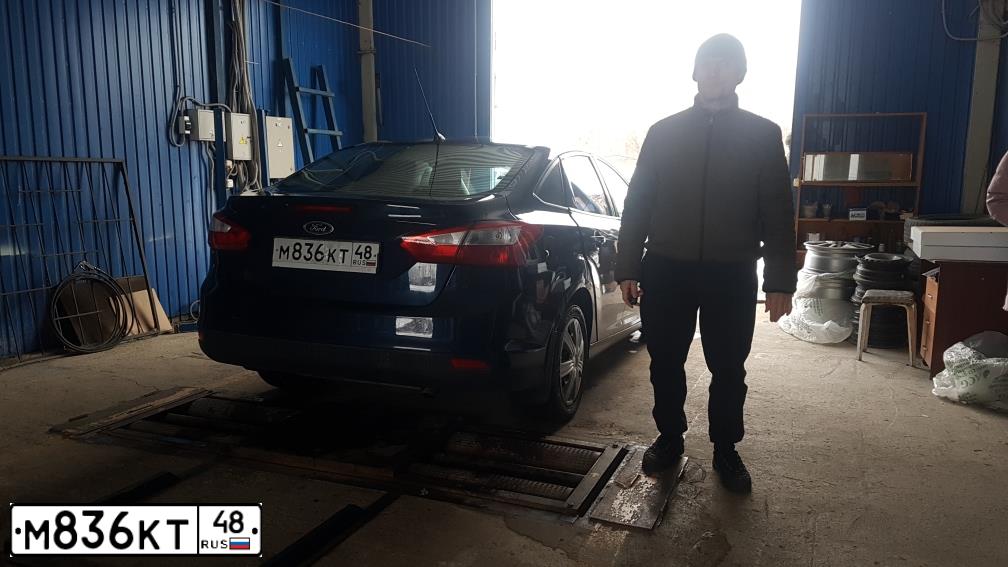 Фото автомобиля FORD FOCUS, 2013 — госномер М836КТ48. Цвет: ТЕМНО-СИНИЙ