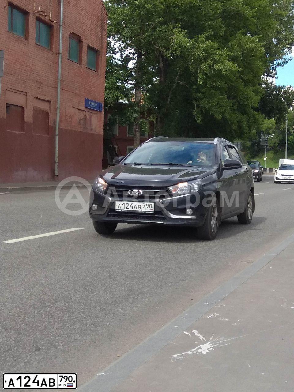 Фото автомобиля LADA VESTA, 2020 — госномер А124АВ790. Цвет: ЧЕРНЫЙ