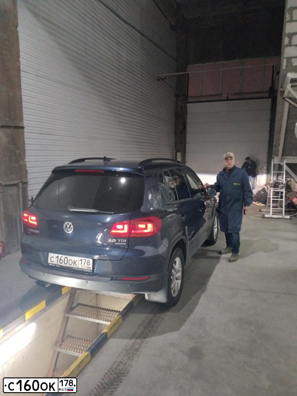 Фото автомобиля VOLKSWAGEN TIGUAN, 2015 — госномер С160ОК178. Цвет: Темно-синий