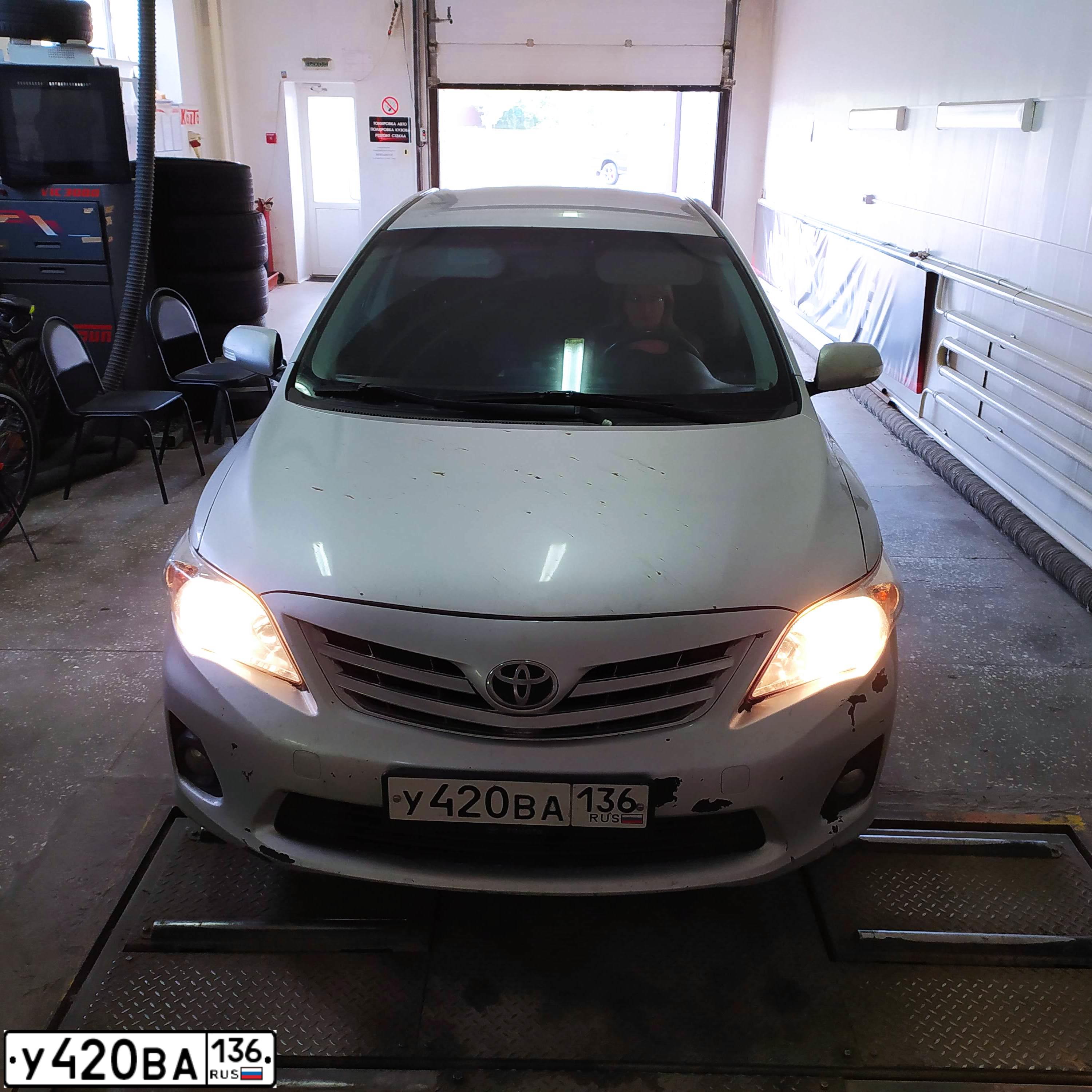 Фото автомобиля TOYOTA COROLLA, 2010 — госномер У420ВА136. Цвет: серебристый
