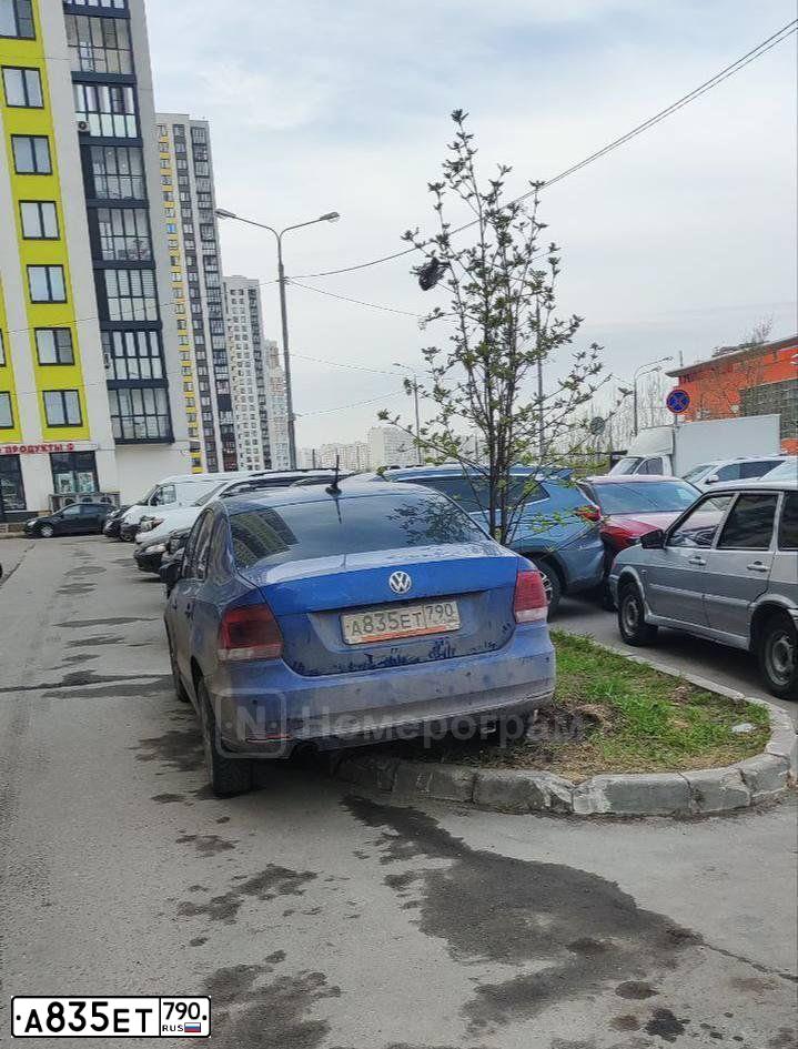 Фото автомобиля VOLKSWAGEN POLO, 2018 — госномер А835ЕТ790. Цвет: СИНИЙ