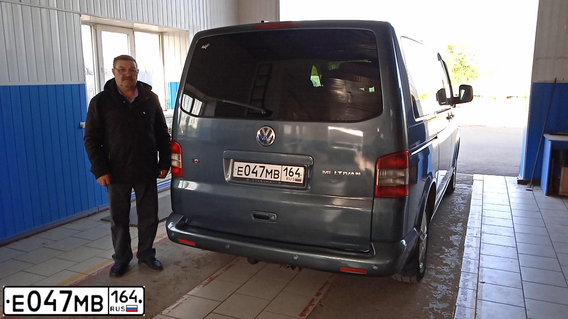 Фото автомобиля VOLKSWAGEN TRANSPORTER, 2003 — госномер Е236АС156. Цвет: СЕРЫЙ