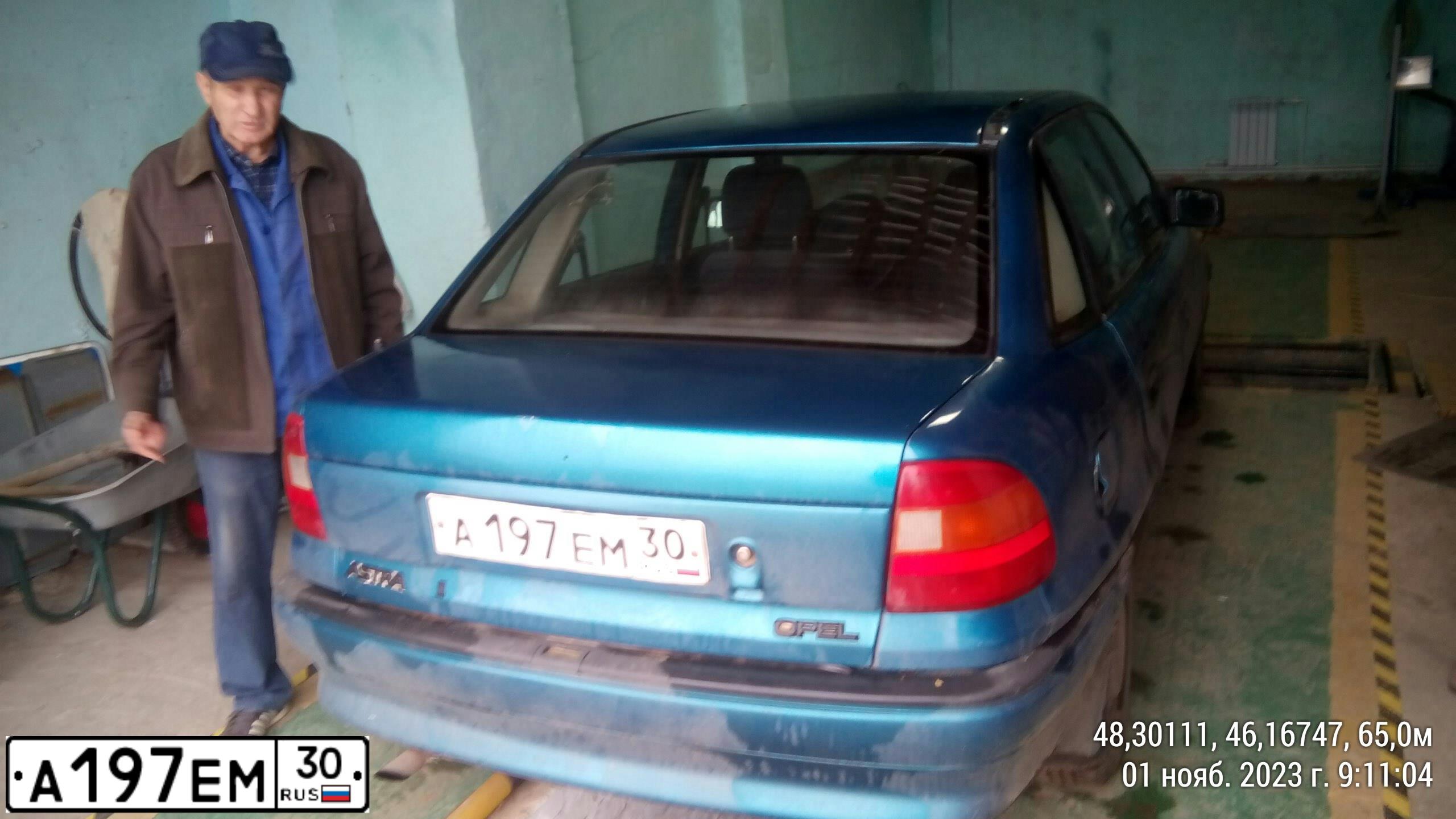 Фото автомобиля OPEL ASTRA, 1993 — госномер А002УМ77. Цвет: СИНИЙ