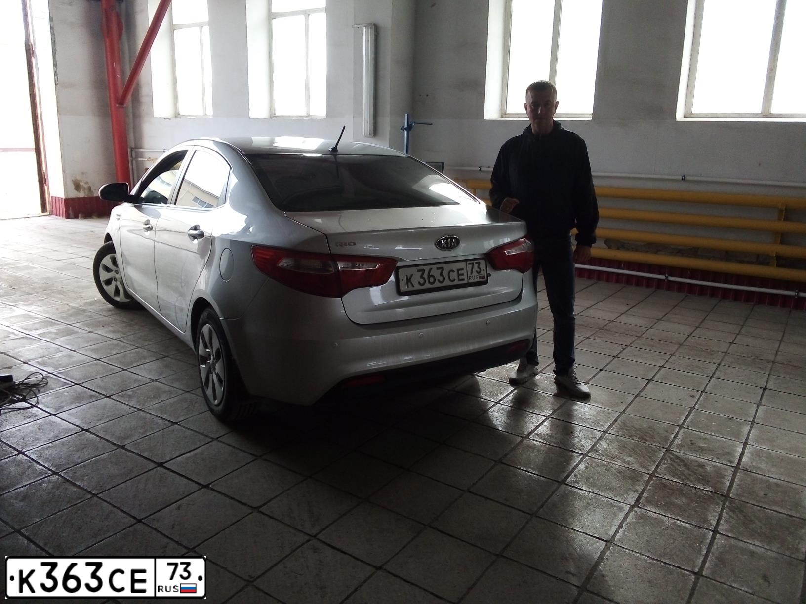 Фото автомобиля KIA RIO, 2012 — госномер К363СЕ73. Цвет: Серебристый