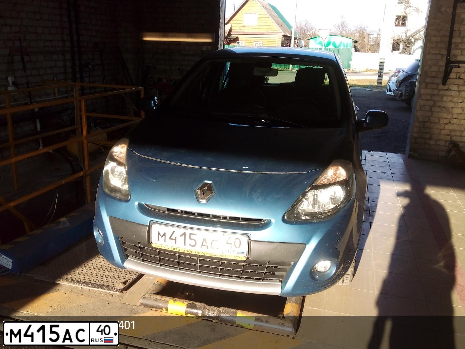 Фото автомобиля RENAULT CLIO, 2011 — госномер М415АС40. Цвет: СИНИЙ