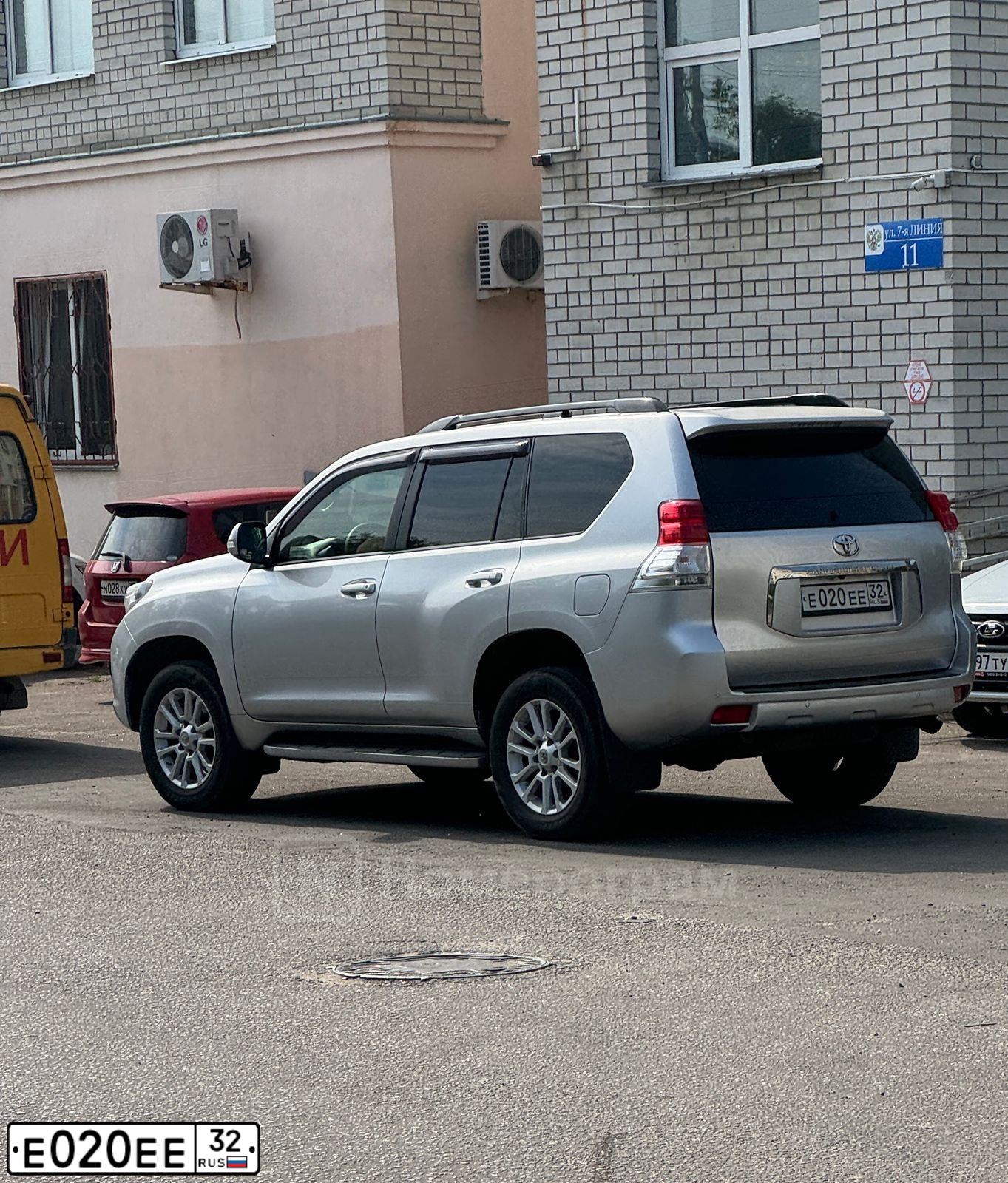 Фото автомобиля TOYOTA LANDCRUISER, 2010 — госномер Н705КУ32. Цвет: ЧЕРНЫЙ
