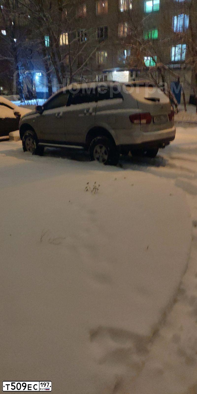 Фото автомобиля SSANGYONG KYRON, 2010 — госномер Т509ЕС197. Цвет: СЕРЕБРИСТЫЙ