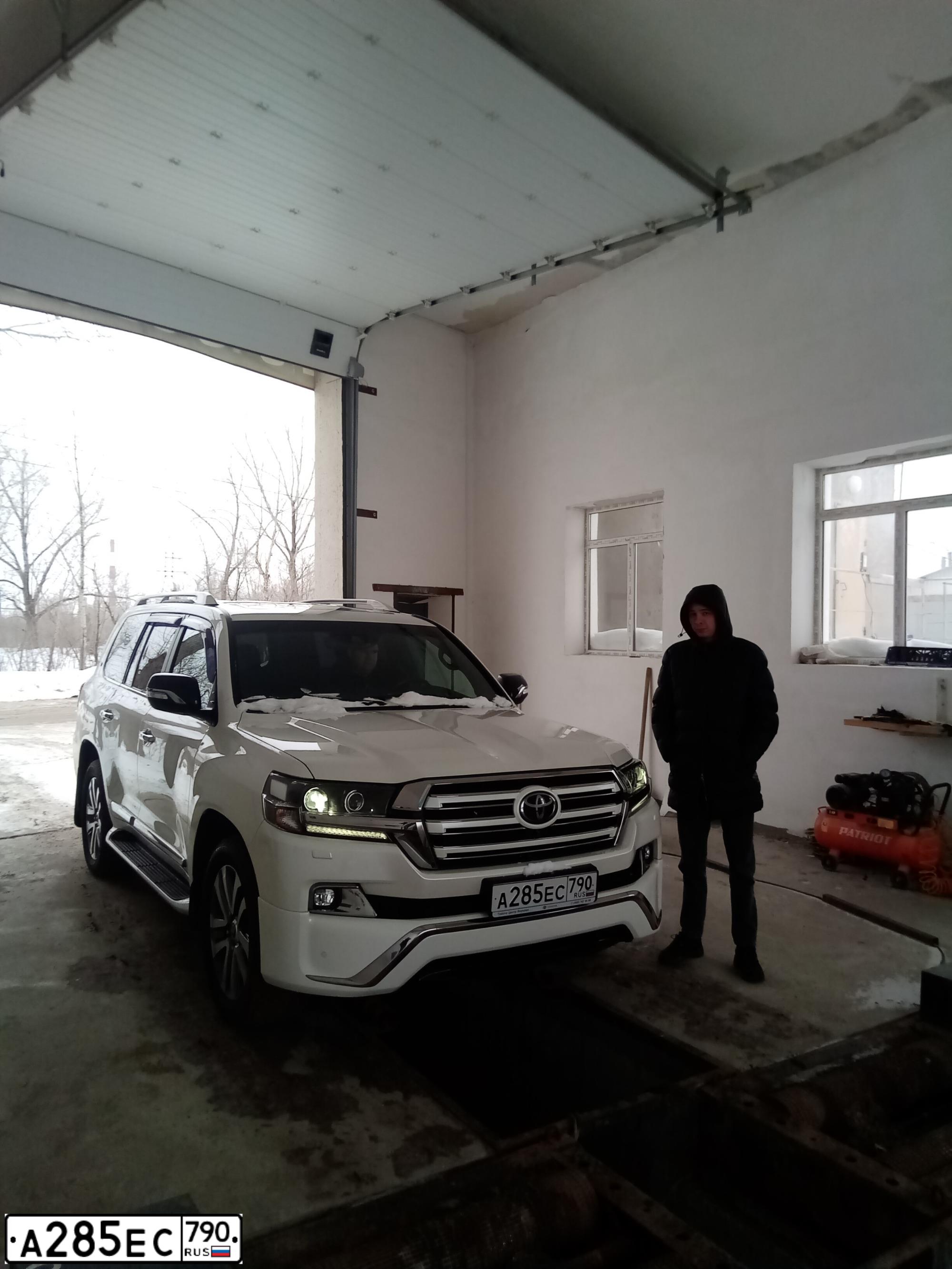 Фото автомобиля TOYOTA LANDCRUISER 200, 2017 — госномер А285ЕС790. Цвет: БЕЛЫЙ