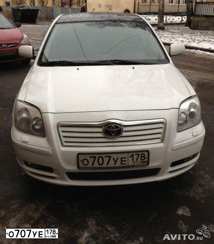 Фото автомобиля TOYOTA AVENSIS, 2004 — госномер О707УЕ178. Цвет: БЕЛЫЙ