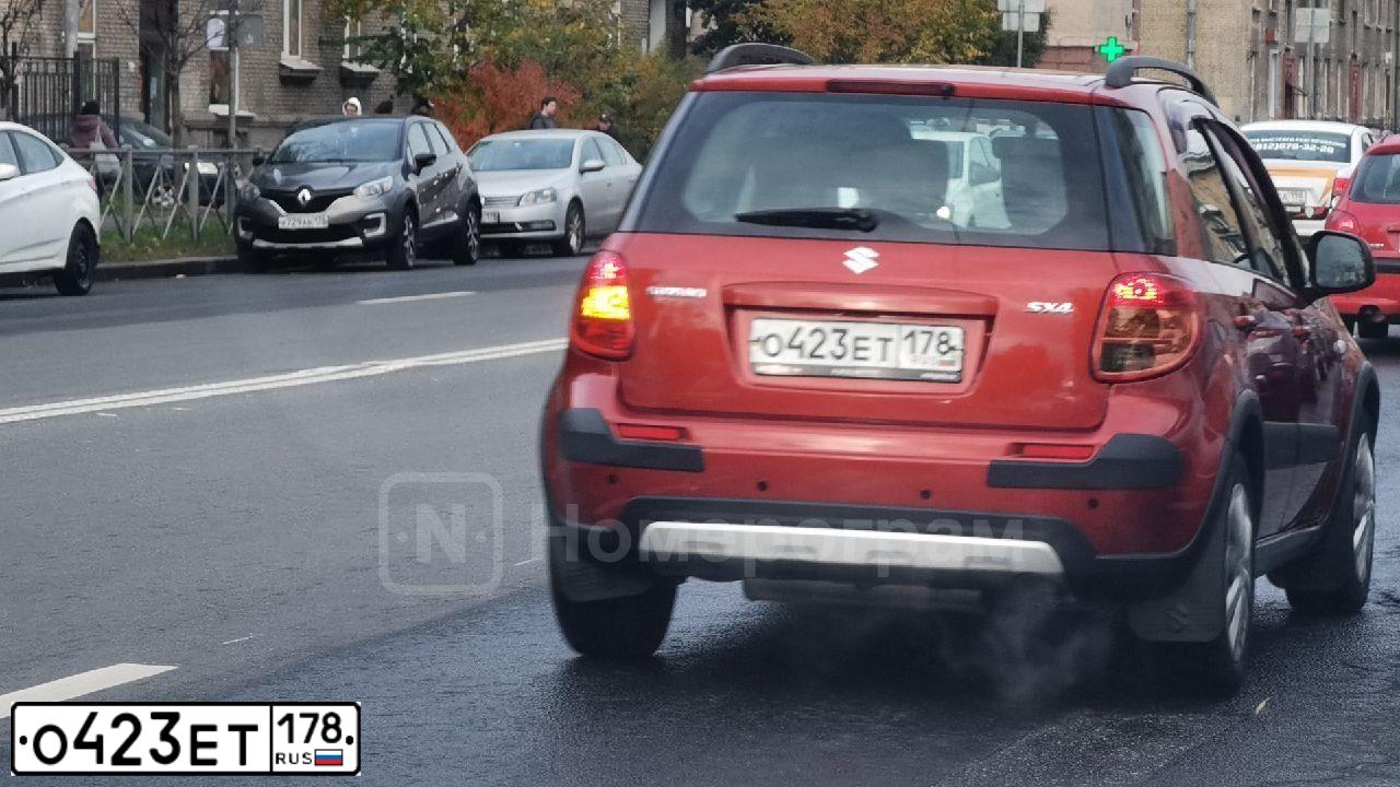 Фото автомобиля SUZUKI SX 4, 2013 — госномер О423ЕТ178. Цвет: Оранжевый