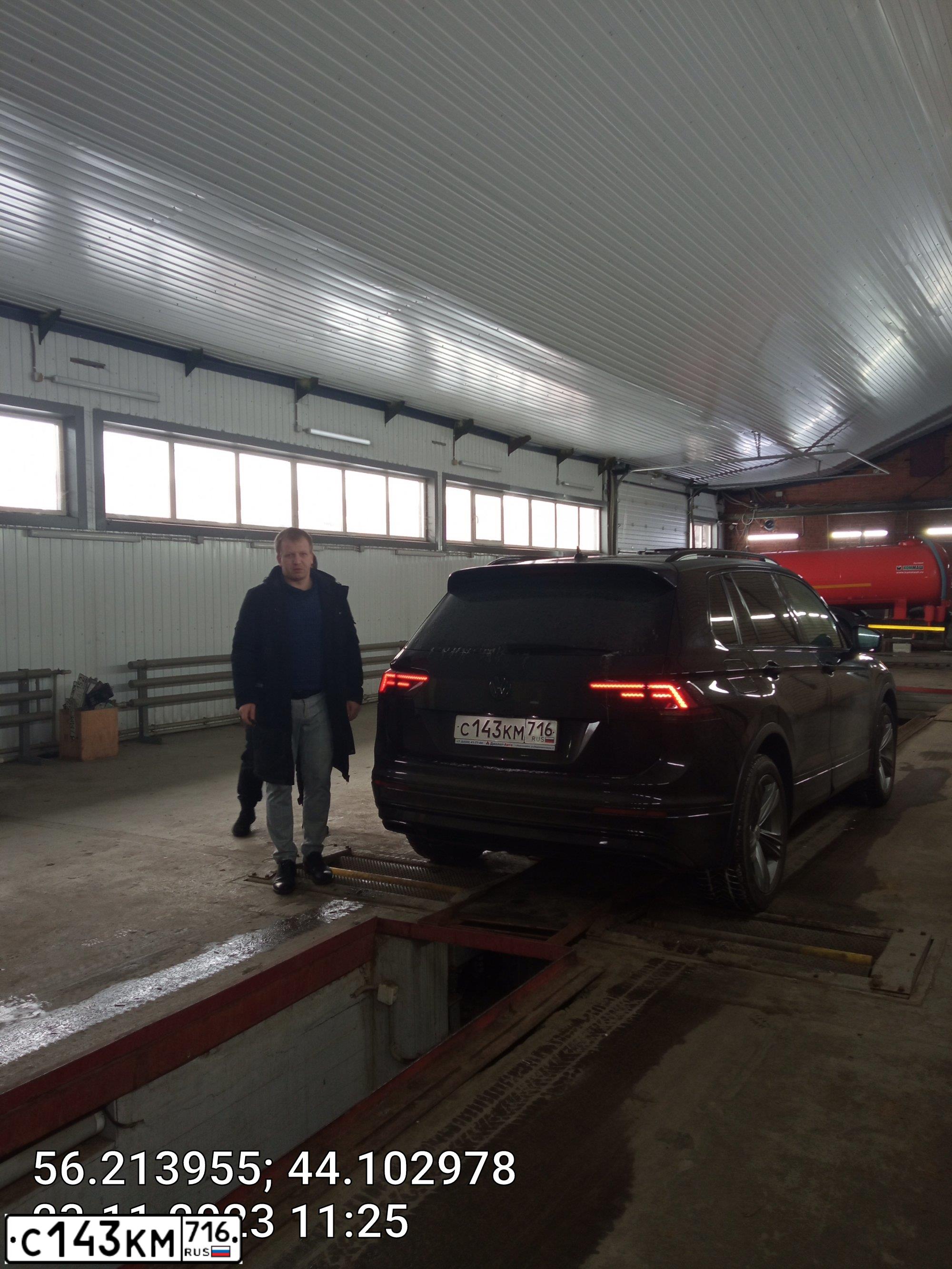 Фото автомобиля VOLKSWAGEN TIGUAN, 2018 — госномер О800ХС152. Цвет: ЧЕРНЫЙ